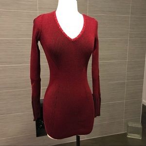V-neck tunic, fitted sweater. Burgundy/black. Sml